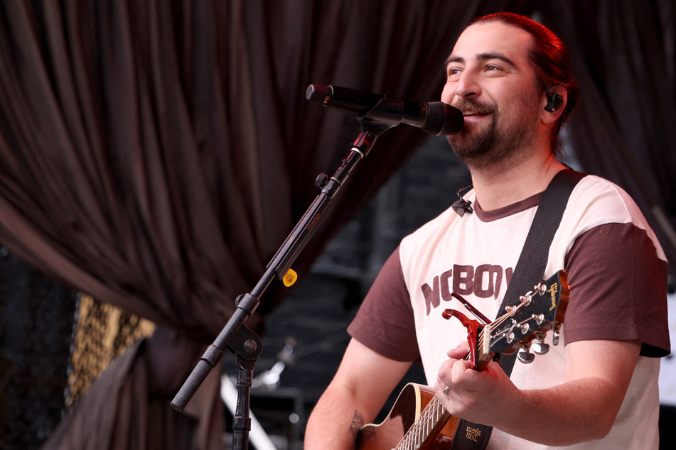 Noah Kahan begs his fans to use the bathrooms after disgusting concert incident