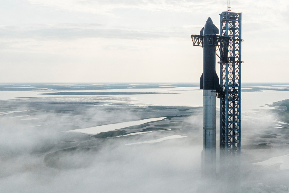 SpaceX to make second launch attempt for test of largest rocket system