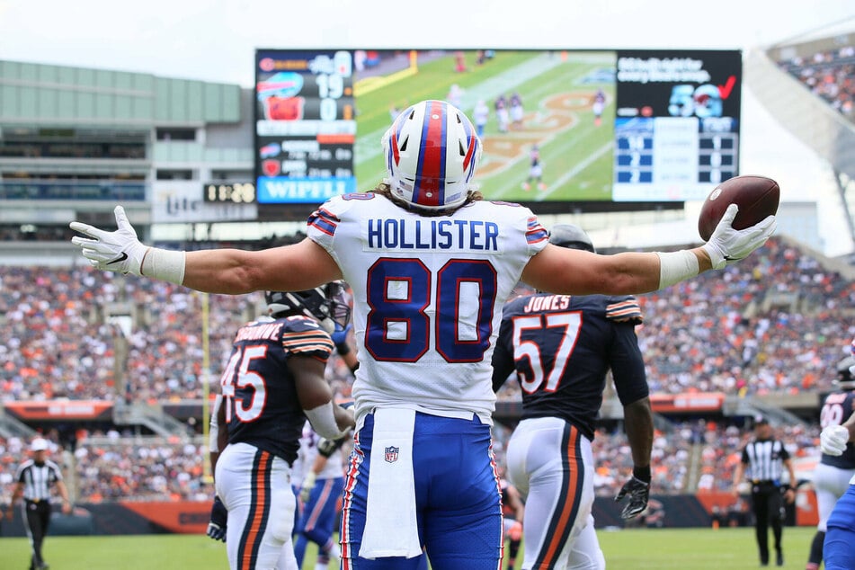 Jacob Hollister celebrates after a two-point conversion catch in the second quarter against the Chicago Bears.