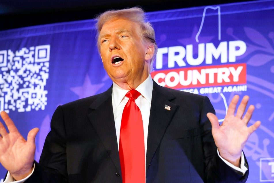 Donald Trump held a rally in New Hampshire later that evening where he was photographed without the red markings on his hand.