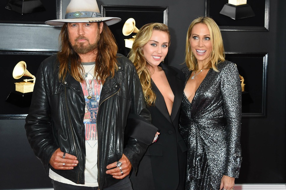 Billy Ray Cyrus, Miley Cyrus, and Tish Cyrus at the 2019 Grammy Awards.