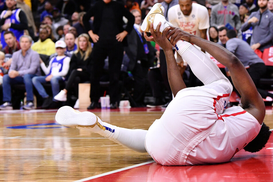 NBA roundup: Embiid rolls ankle in Sixers loss, Hawks win after overtime drama