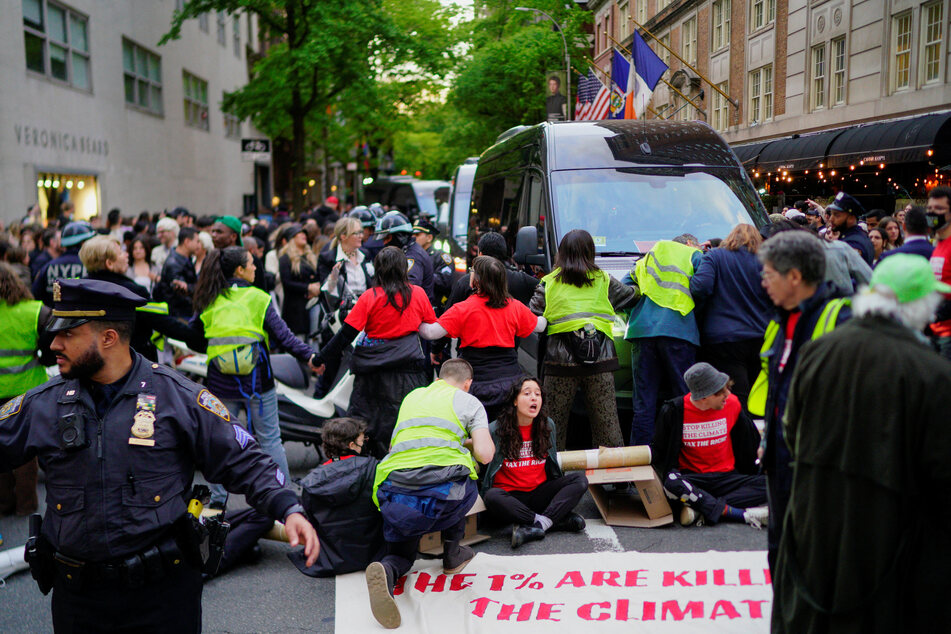 Climate protesters disrupt Met Gala traffic: "Tax the rich!"