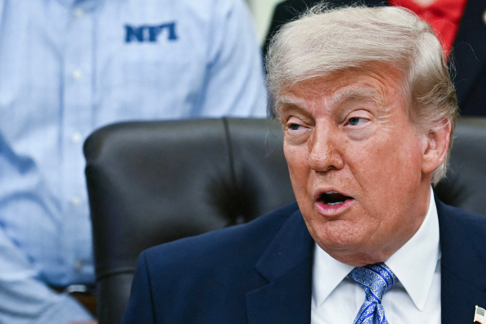 Trump's design plans for 250-foot arch scores key stamp of approval