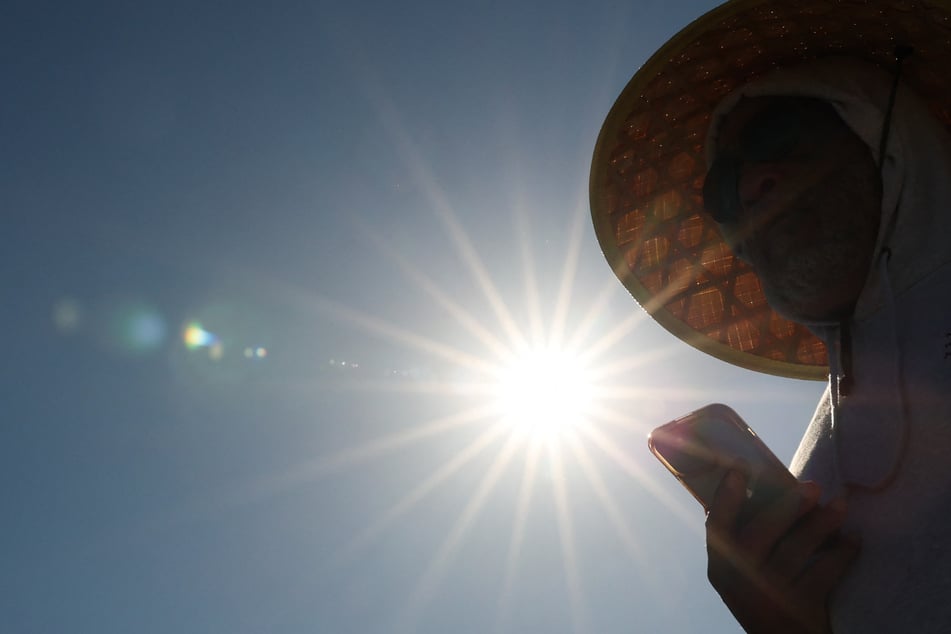 Forecasters predict "very strong" El Niño that could spark extreme weather