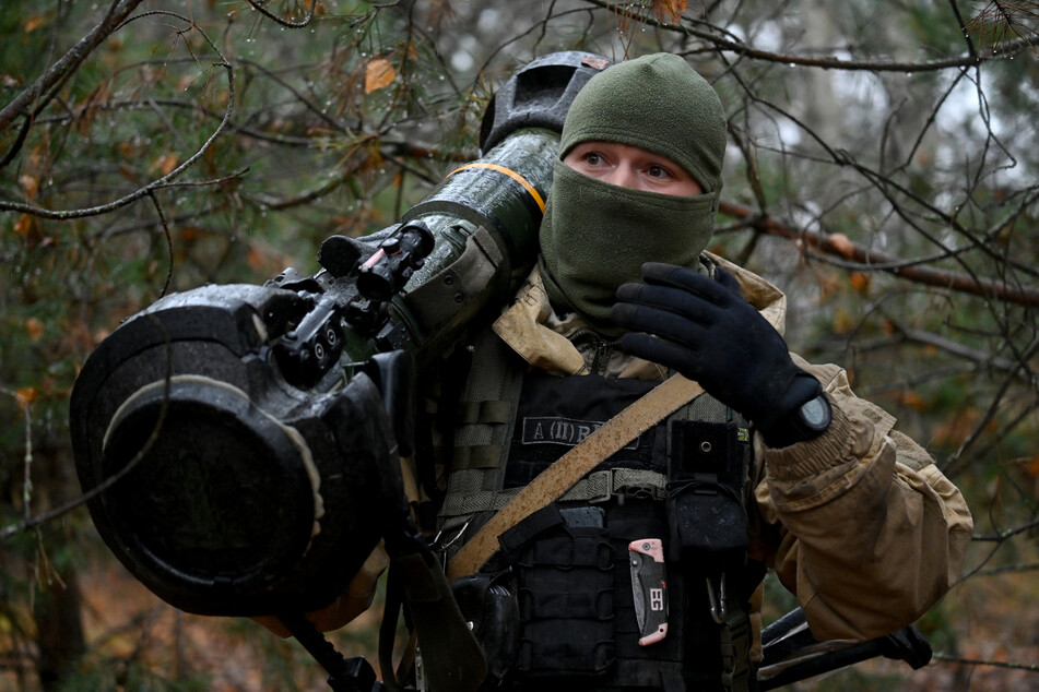 Russian and Ukrainian forces exchanging heavy artillery fire