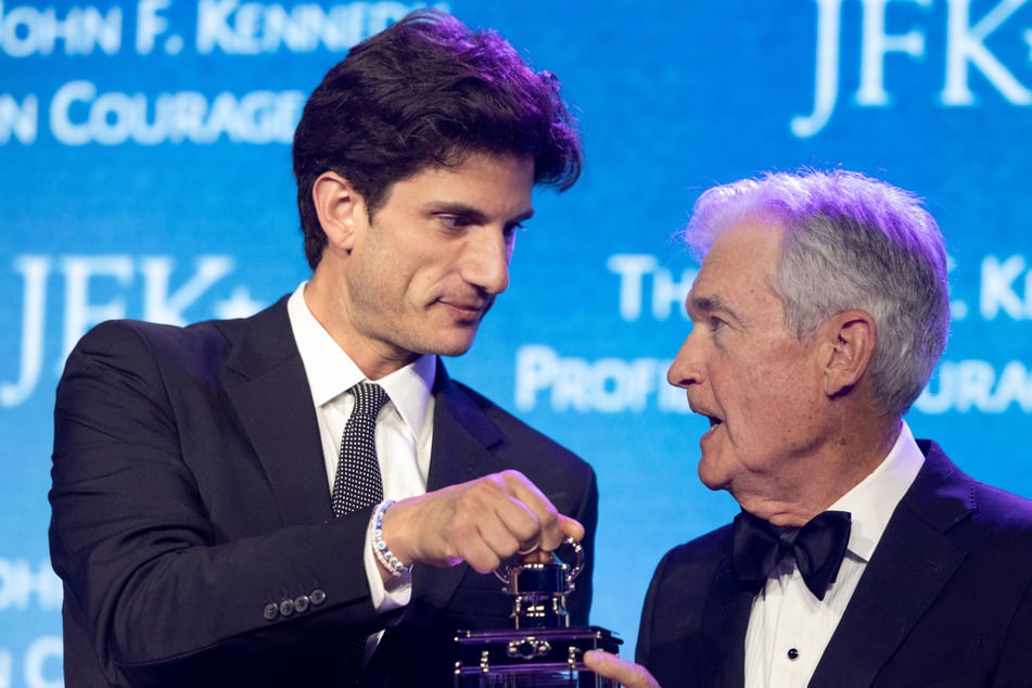 JFK's grandson, Jack Schlossberg (l.), presented the award to Jerome Powell (r.) alongside his mom Caroline Kennedy.