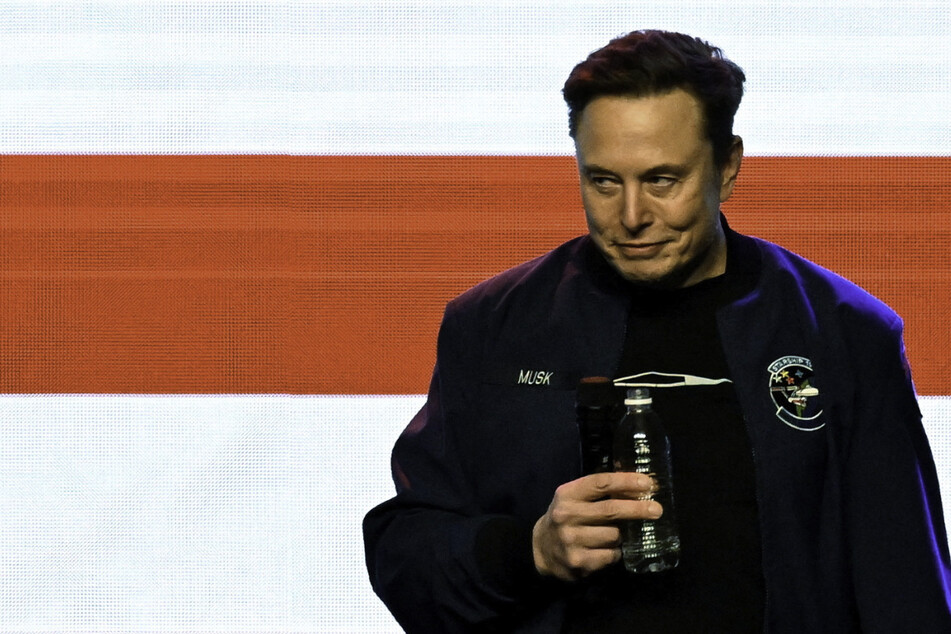 Elon Musk's SpaceX gets multibillion-dollar US government contract