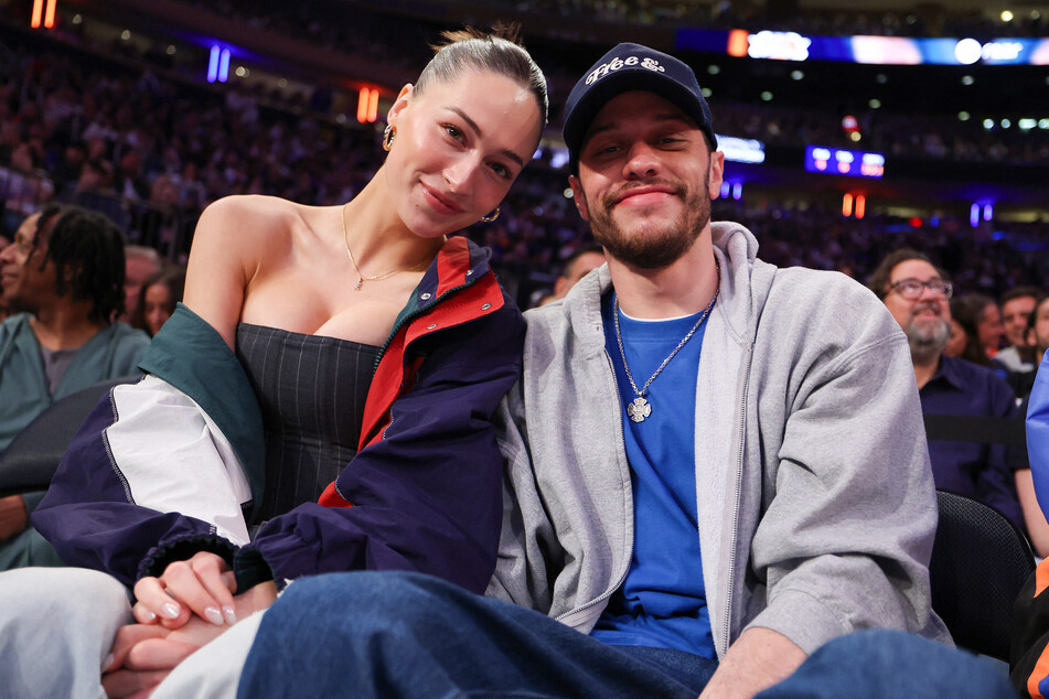 Pete Davidson's (r) ex Elsie Hewitt (l) made a shocking claim about the SNL alum on TikTok.