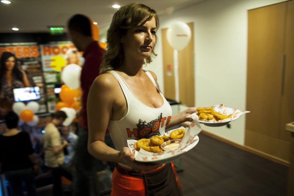 A Hooters employee serving onion rings. (archival photo)
