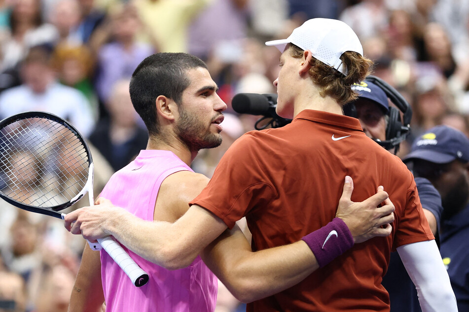 Carlos Alcaraz (l.) broke Jannik Sinner in the opening game of Sunday's final, giving him an early surge.