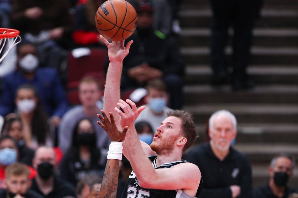 Spurs center Jakob Poeltl added 15 points against Utah.