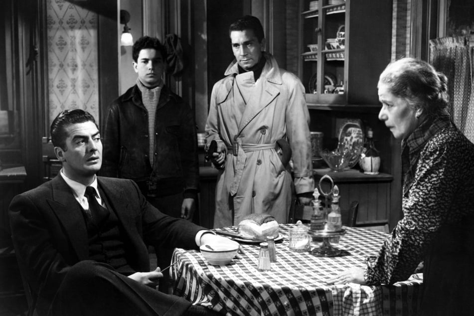 Robert Siodmak's Cry of the City, starring Richard Conte (second to r.) and Victor Mature (l.), was filmed partially on location in Little Italy.