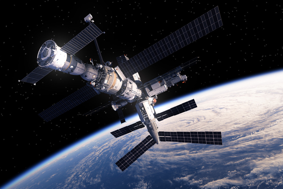 SpaceX Dragon cargo carrier undocks from ISS to return to Earth