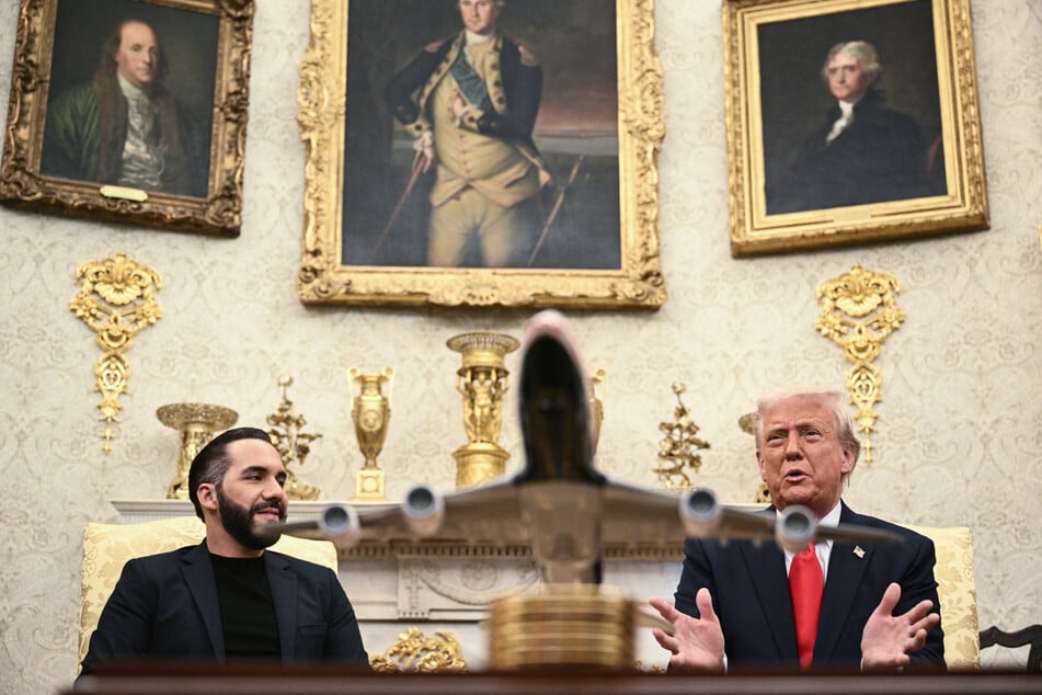 US President Donald Trump (r.) meets with El Salvador's President Nayib Bukele in the Oval Office of the White House on April 14, 2025.