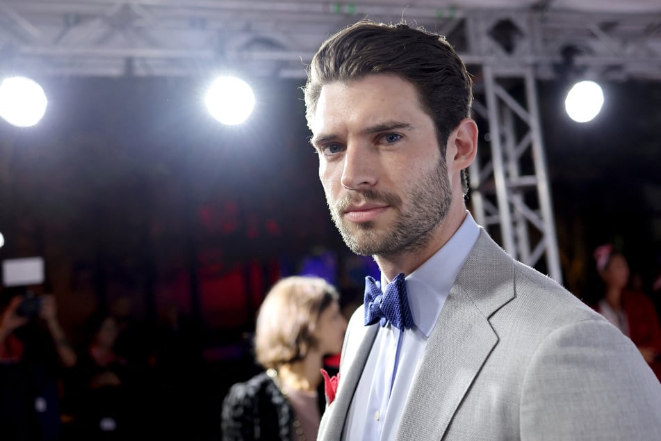 David Corenswet, star of the Netflix show Hollywood, will take over the role of Superman for DC Comics!