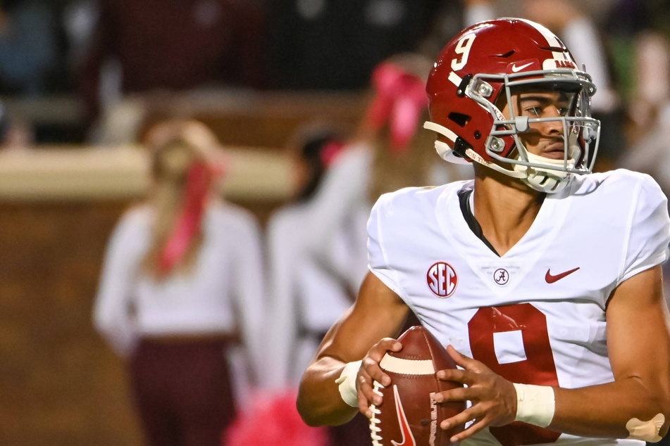 NCAA Football: Crimson Tide keep streak going with tough win over Razorbacks