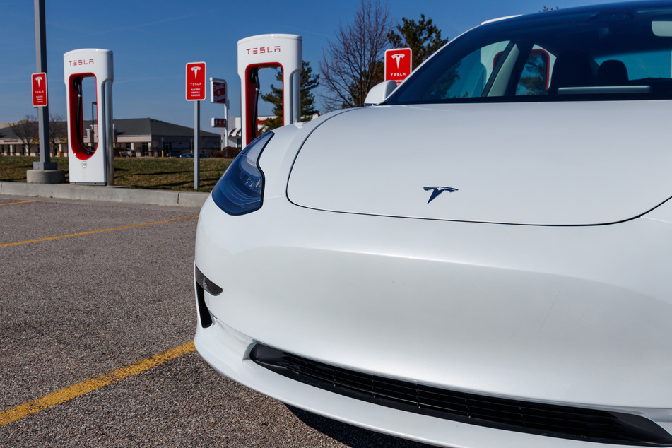 Two Houston men die in Tesla crash, police think no one was driving!