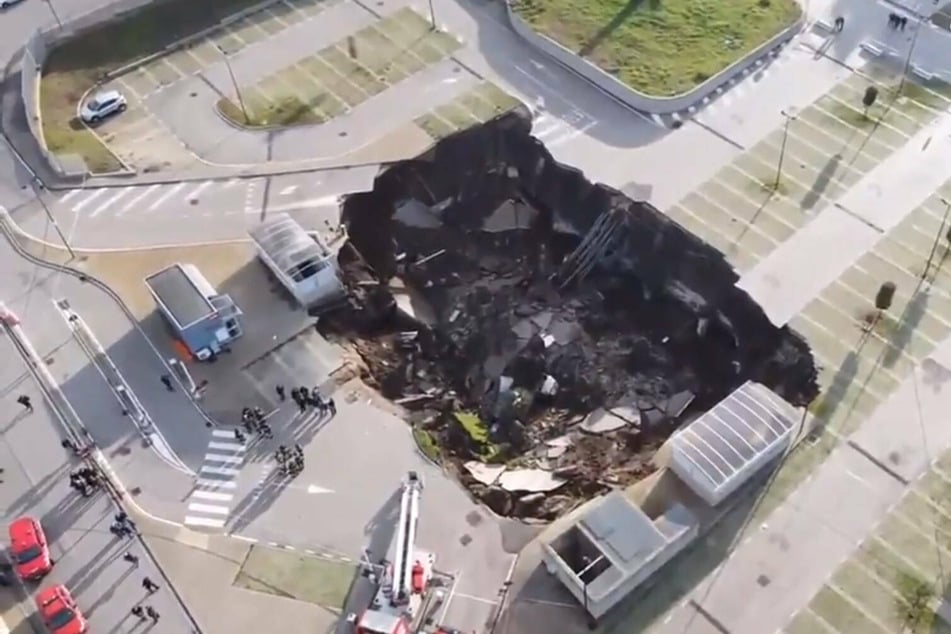 Sinkhole near hospital swallows up multiple cars