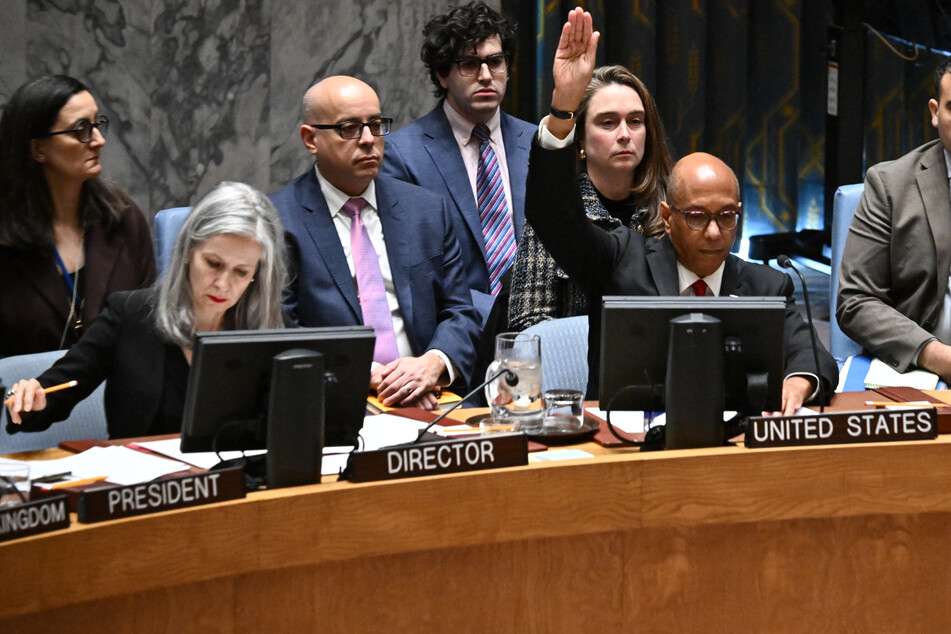 US Deputy Ambassador to the UN Robert Wood (r.) voted against a Security Council resolution demanding a ceasefire in Gaza.