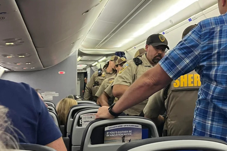 United Airlines flight forced to make emergency landing in Wisconsin after passenger attempts to storm cockpit