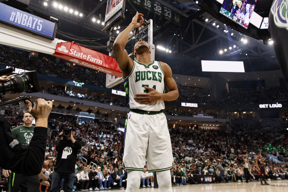 NBA Playoffs: Bucks survive late Bulls charge to take Game 1