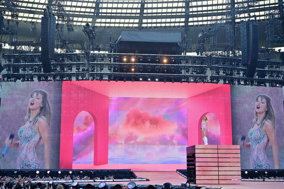 Taylor Swift changed up the surprise song rules while performing in Melbourne.