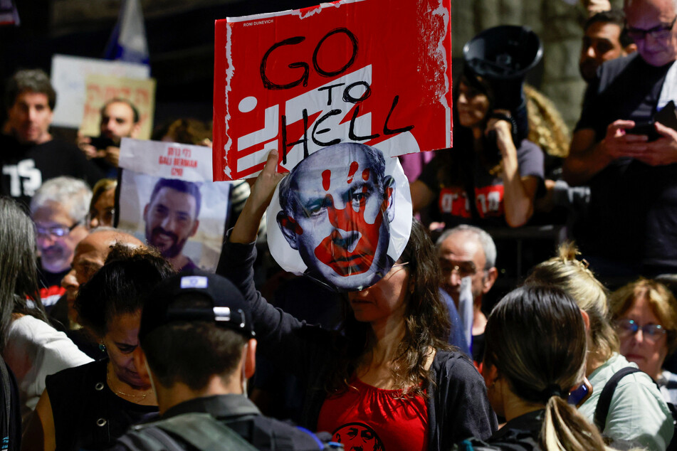 Israeli PM Benjamin Netanyahu urged to resign in protest outside his home
