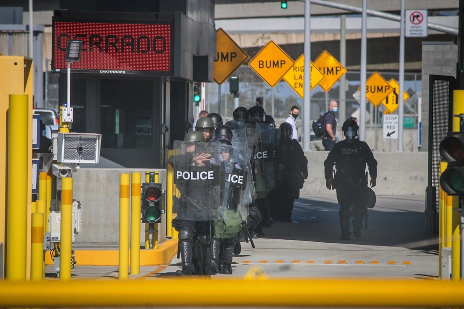Troops and law enforcement are present in large numbers on the border with Mexico.