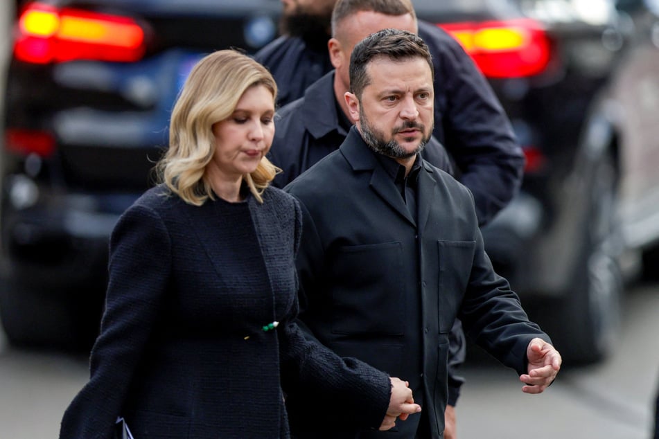 Ukraine's President Volodymyr Zelensky (r.) and first lady Olena Zelenska (l.) walk as part of the funeral procession with Norway's King Harald's coffin as it is carried from Oslo Cathedral to Akershus Fortress on September 9, 2026.