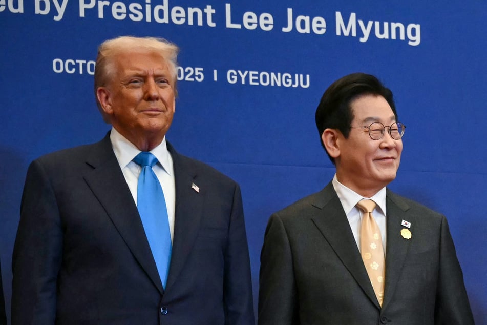 US President Donald Trump (l.) and South Korea's President Lee Jae Myung pose for a photo at the Hilton Gyeongju hotel on October 29, 2025.