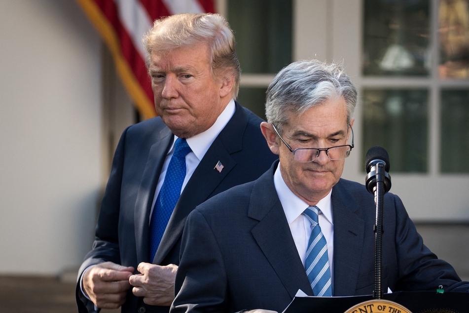 US President Donald Trump (l.) and his administration are studying whether dismissing independent Federal Reserve chief Jerome Powell (r.) is an option, his top White House economic aide said Friday.