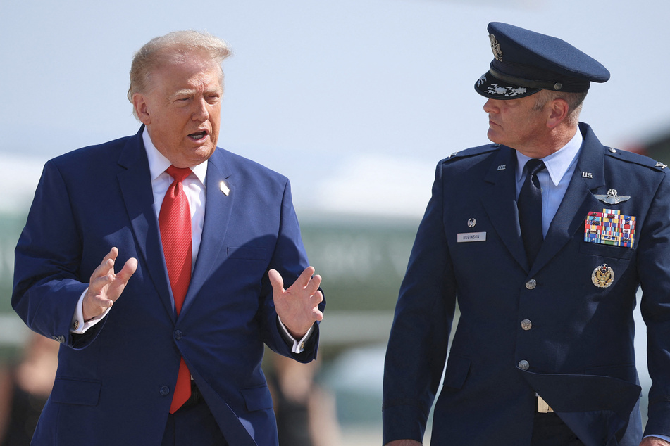 President Trump (l) will attend the dignified transfer of three US troops killed in Iranian attacks on American military facilities in the Gulf.