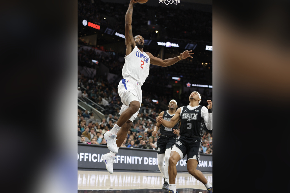 Leonard (c.), who scored 26 points in the Clippers' win, left San Antonio under a cloud back in 2018.
