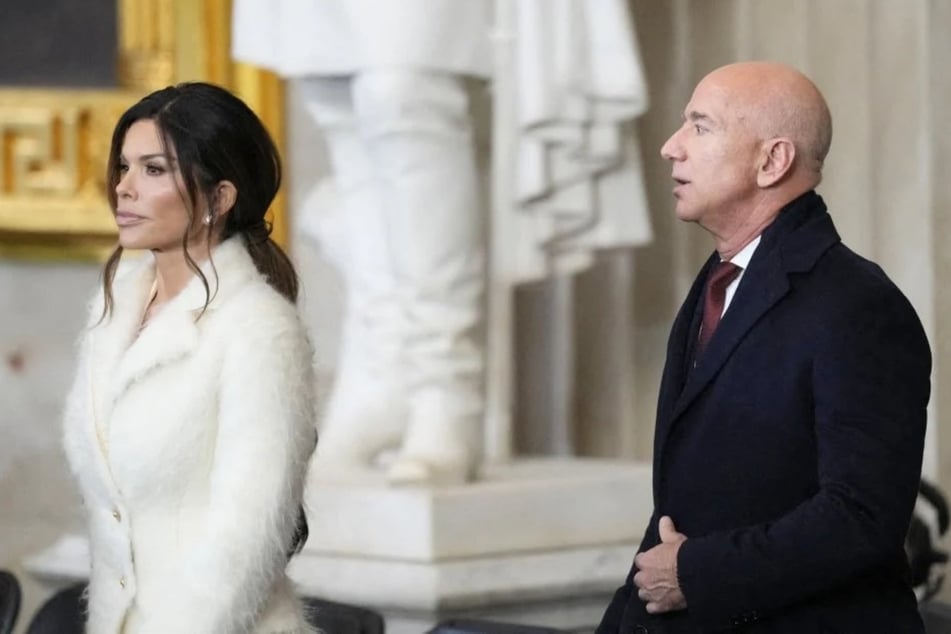 Amazon founder Jeff Bezos (r.) and Lauren Sanchez attend the inauguration of Donald Trump in the US Capitol Rotunda on January 20, 2025, in Washington, DC.