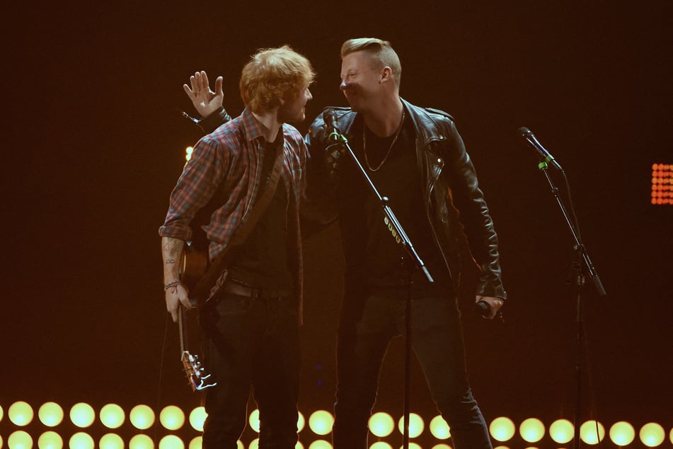 British popsinger Ed Sheeran (l) denied being behind the decision to remove rapper Macklemore (r) from his tour.