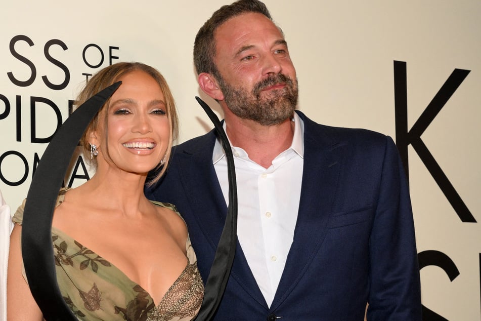 Jennifer Lopez (l.) and Ben Affleck appeared quite cozy on the red carpet on Monday night, despite the fact that they finalized their divorce in January!