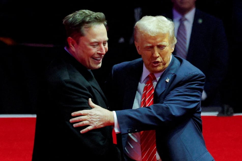 Reports on Wednesday claimed that President Donald Trump (r.) has been telling his inner circle that Elon Musk could step away from his unprecedented role in the administration.
