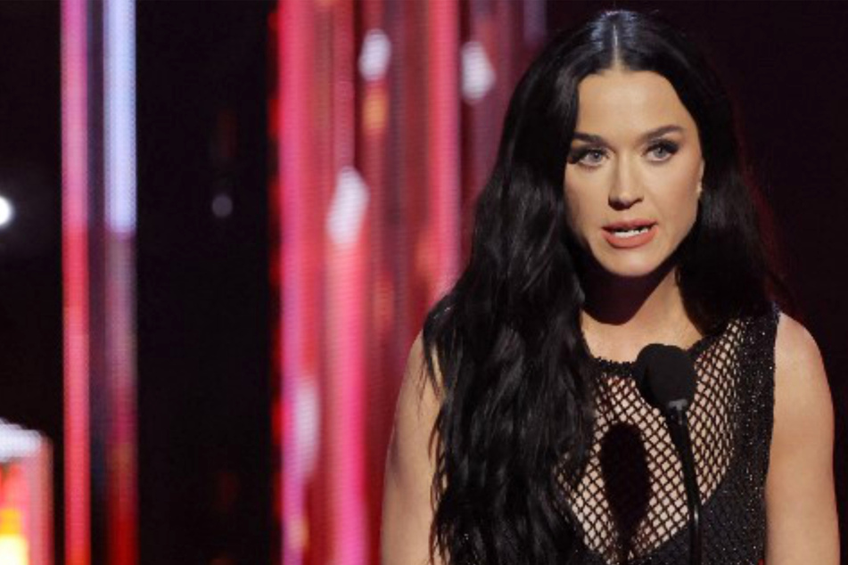 Katy Perry makes the best out of massive wardrobe malfunction on American Idol!