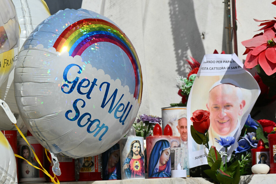 Pope Francis's condition "remains critical" on his tenth day in the hospital Sunday, the Vatican said, as Catholics around the world prayed for the 88-year-old's recovery.