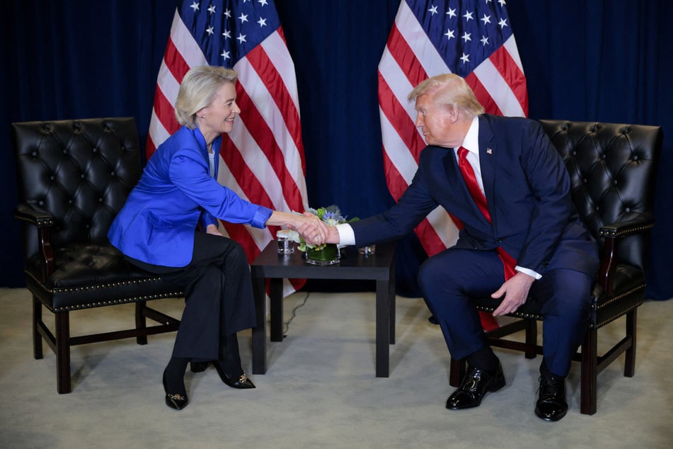 US President Donald Trump (r.) shakes hands with European Commission President Ursula von der Leyen during a bilateral meeting at the 80th session of the UN General Assembly in New York City on September 23, 2025.