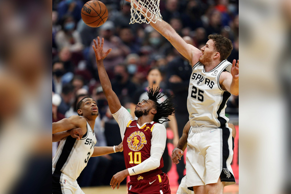 Darius Garland (c.) scored 27 points for the Cavs in their win over the Spurs.