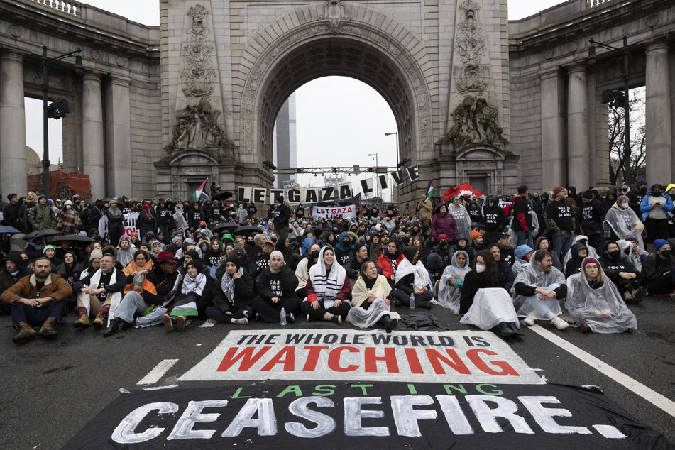 NYC protestors shut down Manhattan Bridge for Palestine