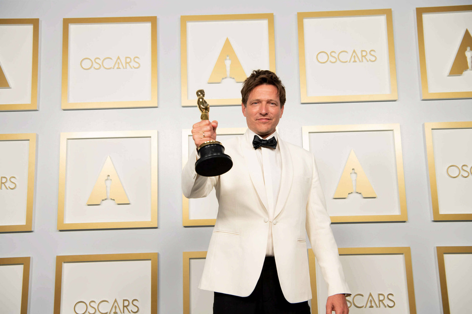 Thomas Vinterberg dedicated the Academy Award to his late daughter Ida, who was to act in the film before her death.