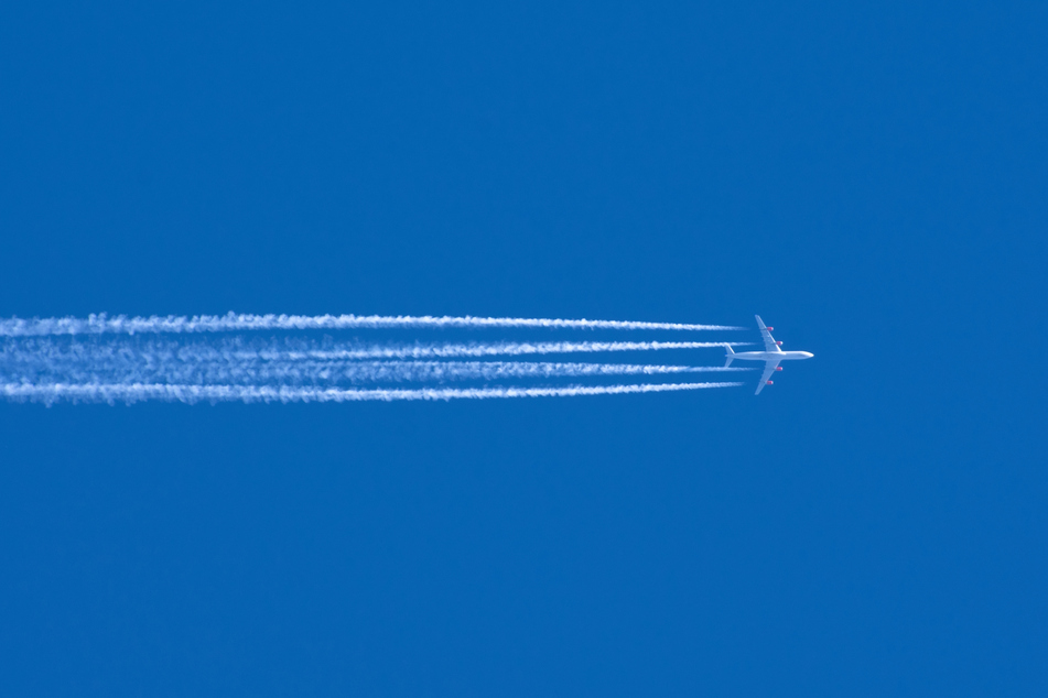Pilots report "guy in a jetpack" flying over LA – again!