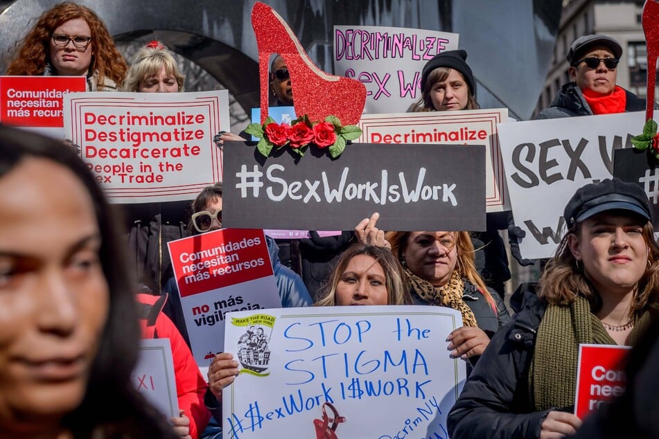 Manhattan district attorney will no longer prosecute prostitution and moves to drop thousands of cases