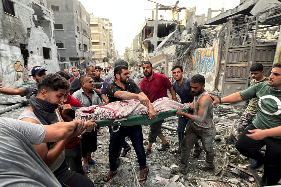 Israel-Gaza war: Hospital told to evacuate as desperate Palestinians break into aid centers