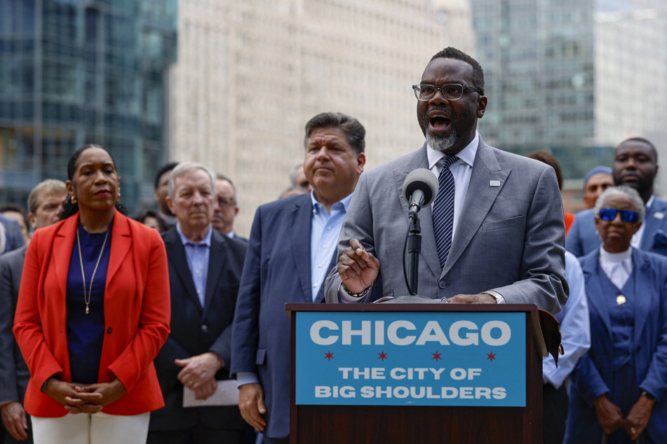 Chicago mayor takes executive action to counter looming threat of Trump takeover
