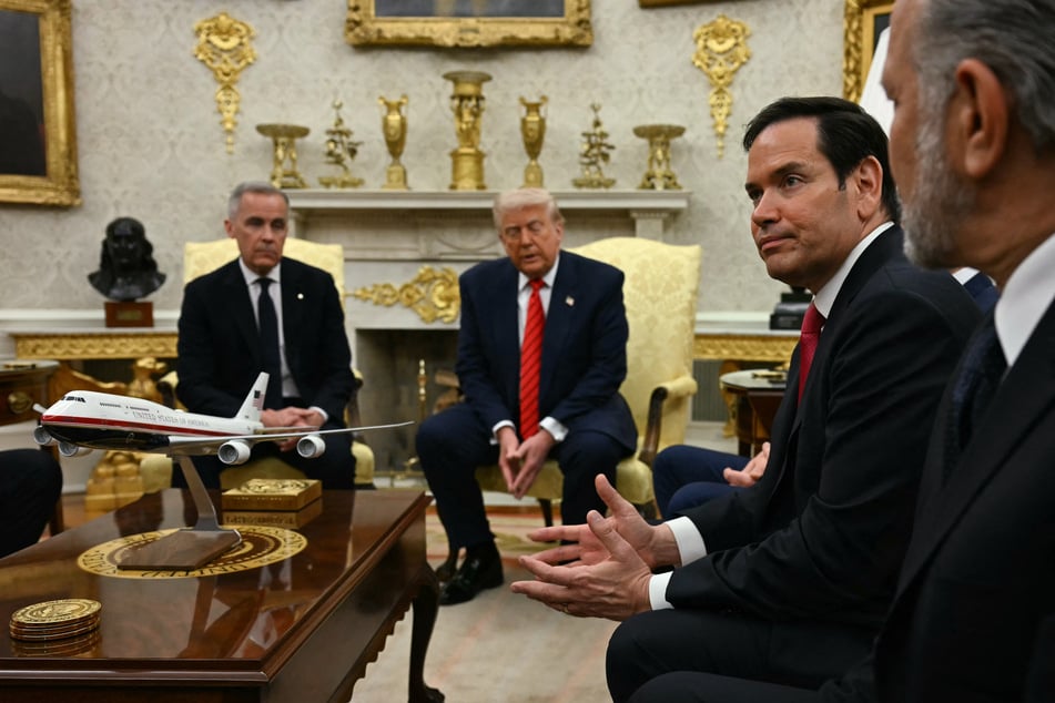 Secretary of State Marco Rubio (r.) speaks during a meeting in the Oval Office with President Donald Trump (c.) and Canadian Prime Minister Mark Carney (l.) in May, 2025.