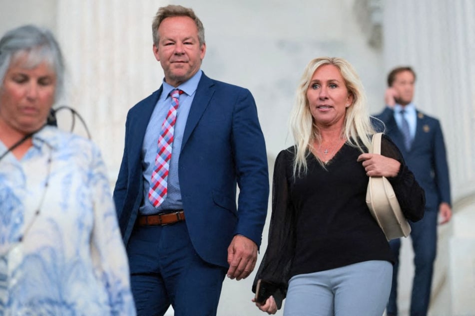 Marjorie Taylor Greene's (r.) fiancé Brian Glenn has resigned from his role as a journalist amid an ongoing feud between Greene and the president.